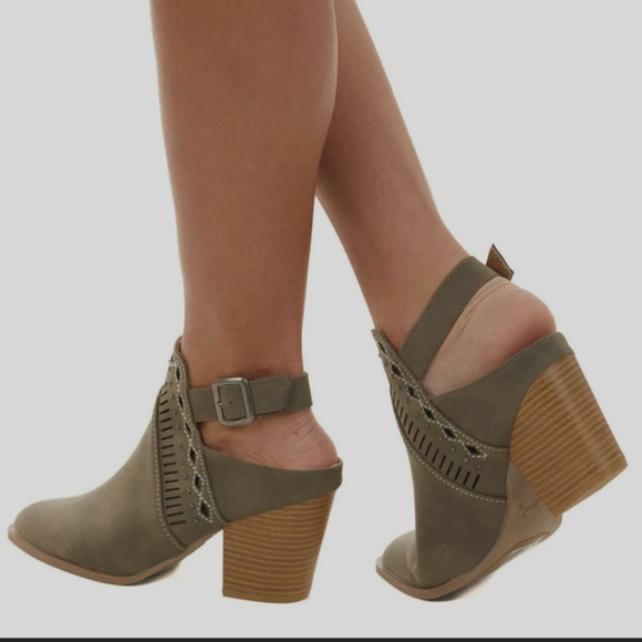 Super cute booties - Picture 2 of 4